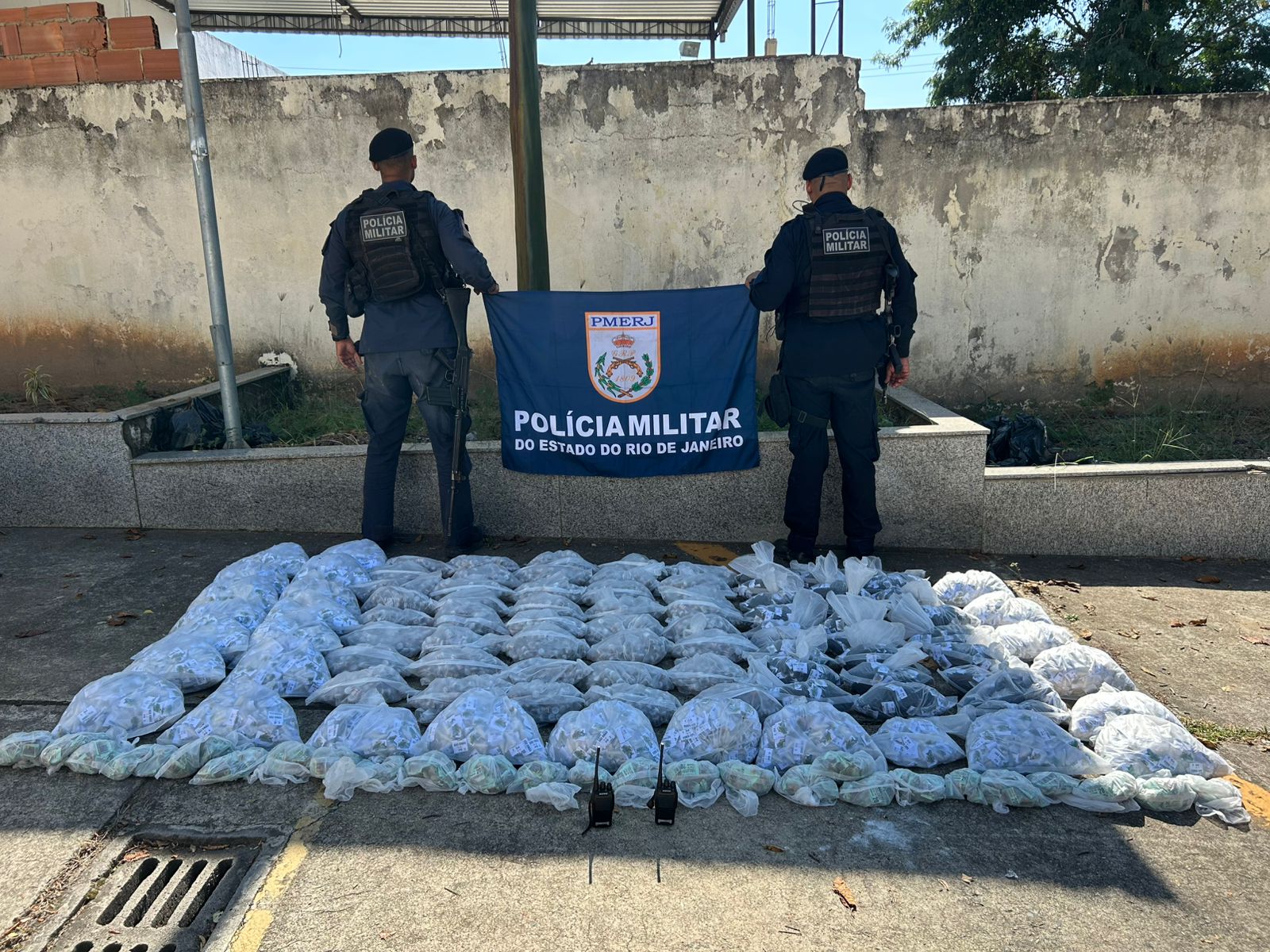 PM apreende rádios transmissores e drogas em Queimados, na Baixada Fluminense 